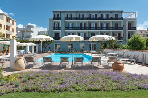 Property building, Day, Garden, Floor plan, Garden view, Pool view, Swimming pool, sunbed