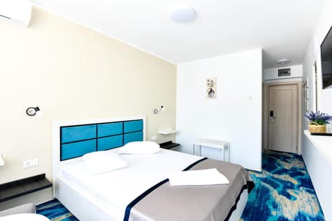 TV and multimedia, Photo of the whole room, Bedroom, air conditioner