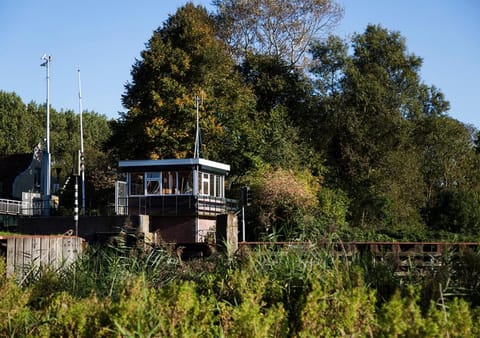 Property building, Facade/entrance, Day, Neighbourhood, Natural landscape, Summer, Autumn, Garden view, Lake view