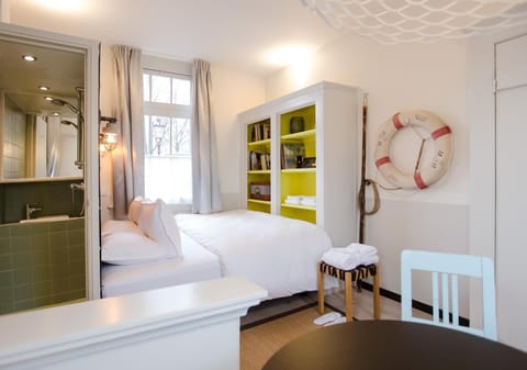 Shower, Property building, Bed, Day, Activities, Activities, Summer, Bathroom, Living room, Other, Other, Photo of the whole room, Decorative detail, Decorative detail, Seating area, Dining area, Bedroom, On site, City view, Street view