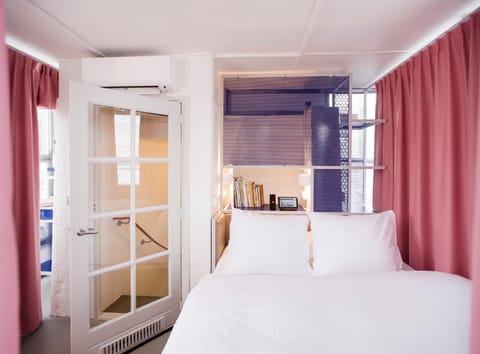 Bed, Day, TV and multimedia, Other, Other, Decorative detail, Decorative detail, Bedroom, On site