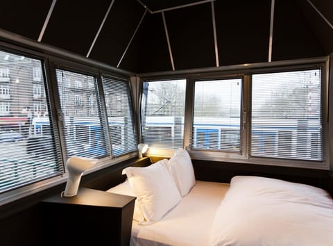 Spring, Bed, Day, Bedroom, On site, City view, River view, Street view