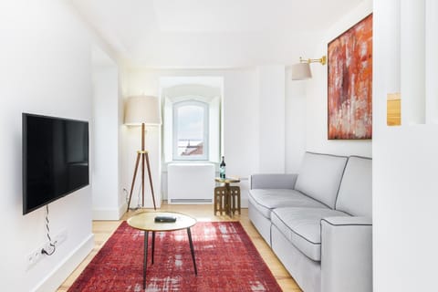 TV and multimedia, View (from property/room), Living room, Living room, Decorative detail, Seating area, Family, furniture, heating