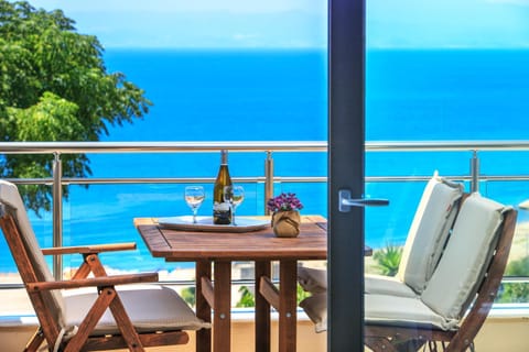 Patio, Day, Natural landscape, Balcony/Terrace, Dining area, Sea view