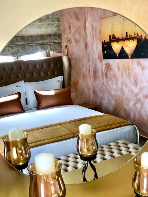 Bed, Living room, Photo of the whole room, Decorative detail, Seating area, Bedroom