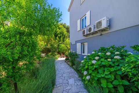 Patio, Facade/entrance