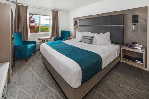 Bed, Seating area