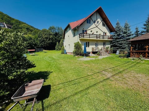 Property building, Day, Natural landscape, Garden, Garden view, Mountain view