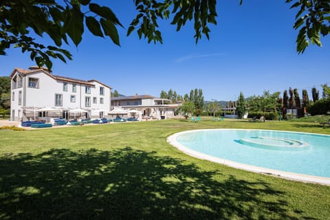 Property building, Day, Garden, Pool view, Swimming pool, sunbed