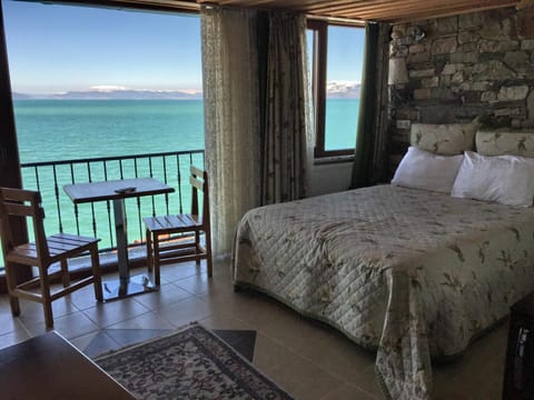 Bed, Natural landscape, Coffee/tea facilities, View (from property/room), Balcony/Terrace, Photo of the whole room, Seating area, Bedroom, Lake view, Mountain view, heating, minibar, pet friendly, air conditioner