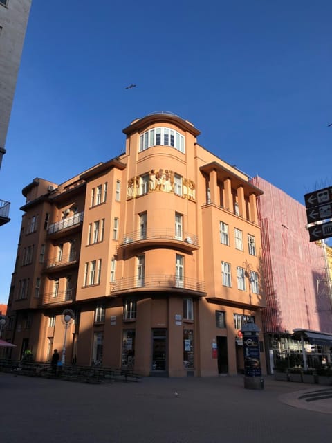 Property building, Facade/entrance, Day, Decorative detail, On site, Landmark view, Location