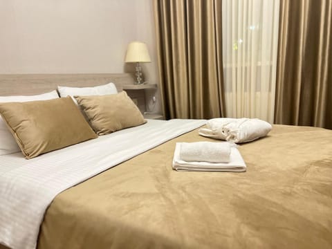 Bed, towels