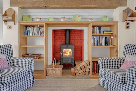 Seating area, fireplace