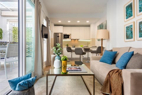Kitchen or kitchenette, Living room, Seating area, Dining area