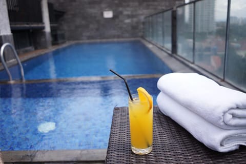 Swimming pool, Drinks, Alcoholic drinks