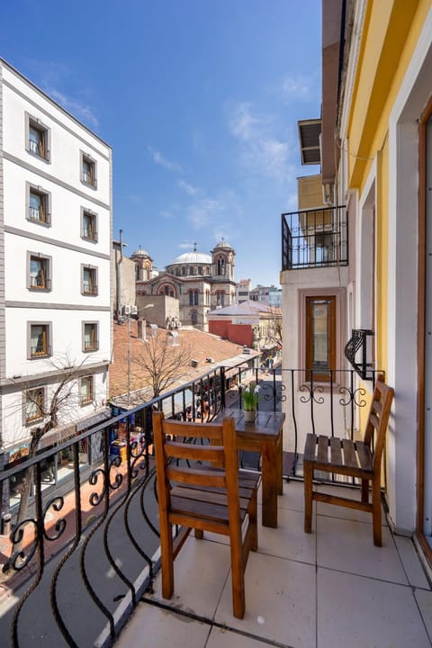 View (from property/room), Balcony/Terrace, City view, Street view