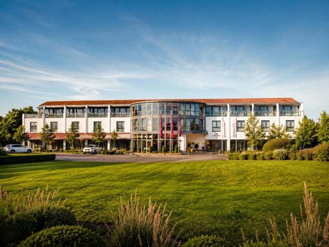 Property building, Spring, Day, Natural landscape, Garden, Garden view, Parking