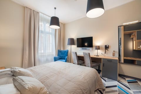 Bed, TV and multimedia, Seating area, Bedroom
