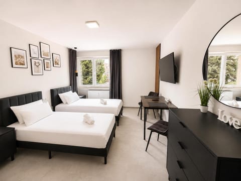 Bed, TV and multimedia, Photo of the whole room, Dining area, Bedroom
