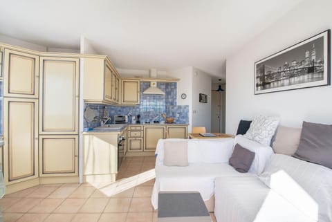 Kitchen or kitchenette, Living room, Seating area, pet friendly