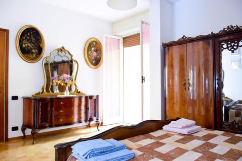 Bed, Photo of the whole room, Decorative detail, Family