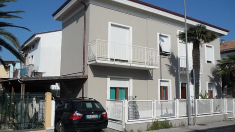 Property building, Facade/entrance, Parking