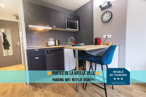 Property building, Living room, Lounge or bar, Seating area, kitchen