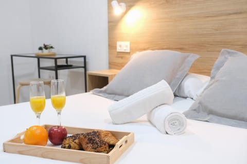 Bed, Food and drinks, Photo of the whole room, Bedroom, Food, Drinks, towels