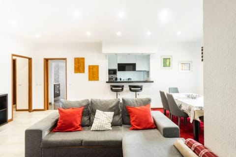 TV and multimedia, Kitchen or kitchenette, Living room, Seating area, Dining area