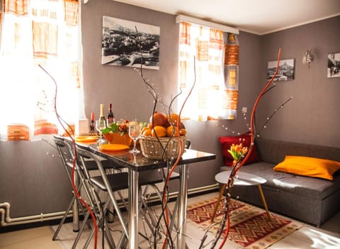 Communal lounge/ TV room, Coffee/tea facilities, Kitchen or kitchenette, Living room, Food and drinks, Photo of the whole room, Decorative detail, Dining area, Food, Sunset