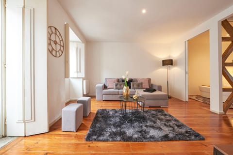 Communal lounge/ TV room, City view, Landmark view