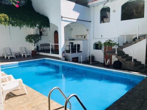 Swimming pool, Swimming pool