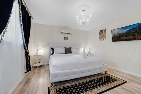 Bed, TV and multimedia, Bedroom