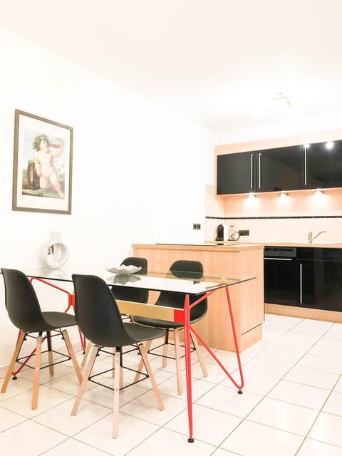 Property building, Coffee/tea facilities, Kitchen or kitchenette, Seating area, Dining area