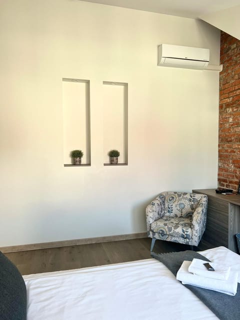 Living room, Seating area, air conditioner