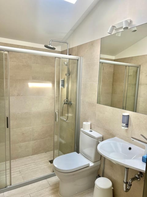 Shower, Toilet, Bathroom, towels