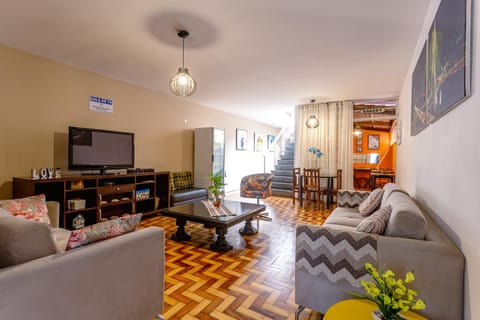 Communal lounge/ TV room, TV and multimedia, Living room, Decorative detail, Drinks, Non alcoholic drinks, minibar