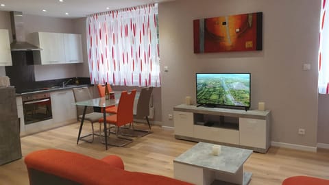 Communal lounge/ TV room, TV and multimedia, Living room, Seating area, Dining area, oven, stove