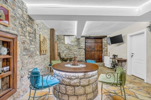 TV and multimedia, Kitchen or kitchenette, Living room, Seating area, Dining area