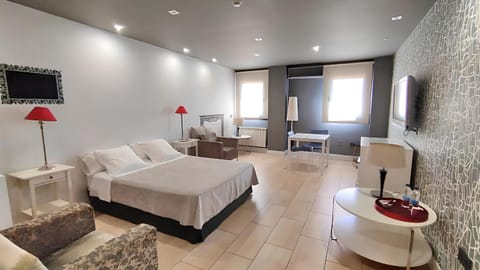Bed, TV and multimedia, Photo of the whole room, Seating area, Bedroom