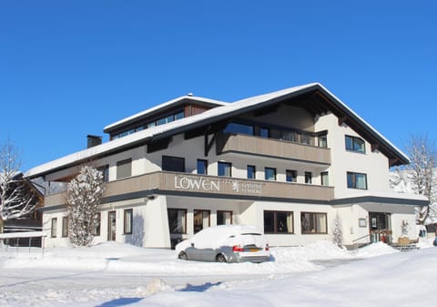 Facade/entrance, Day, Winter, Decorative detail, On site, Mountain view, Street view