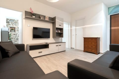 Communal lounge/ TV room, Bed, TV and multimedia, Living room, Lounge or bar, Seating area