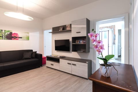 Communal lounge/ TV room, TV and multimedia, Living room, Seating area