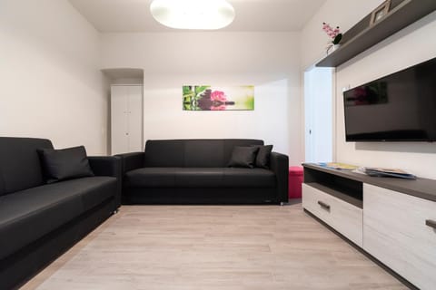 Communal lounge/ TV room, Bed, TV and multimedia, Living room, Lounge or bar, Seating area