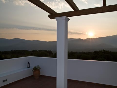 Balcony/Terrace, Garden view, Landmark view, Mountain view