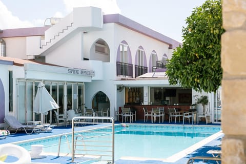 Property building, Day, Pool view, Swimming pool, sunbed