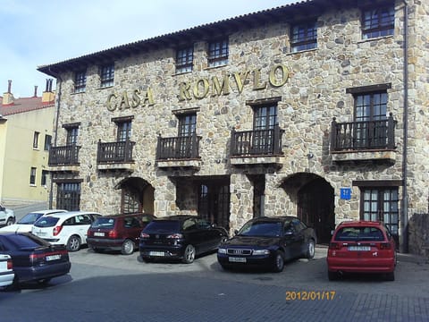 Facade/entrance
