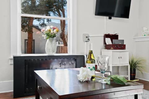 TV and multimedia, Food and drinks, Seating area, Dining area, Drinks