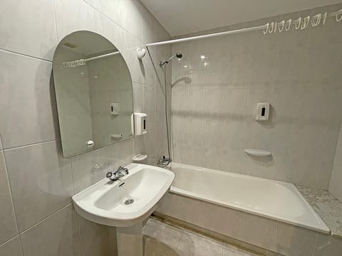 Restaurant/places to eat, Activities, Bathroom, Balcony/Terrace, Beach, Hiking, Sea view, Swimming pool, Breakfast, group of guests, group of guests, Family, Family, Bath, Parking, heating, internet, internet, pet friendly, pet friendly