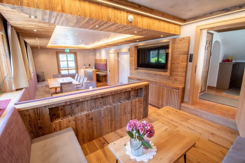 Communal lounge/ TV room, TV and multimedia, Living room, Lounge or bar, Seating area, Evening entertainment